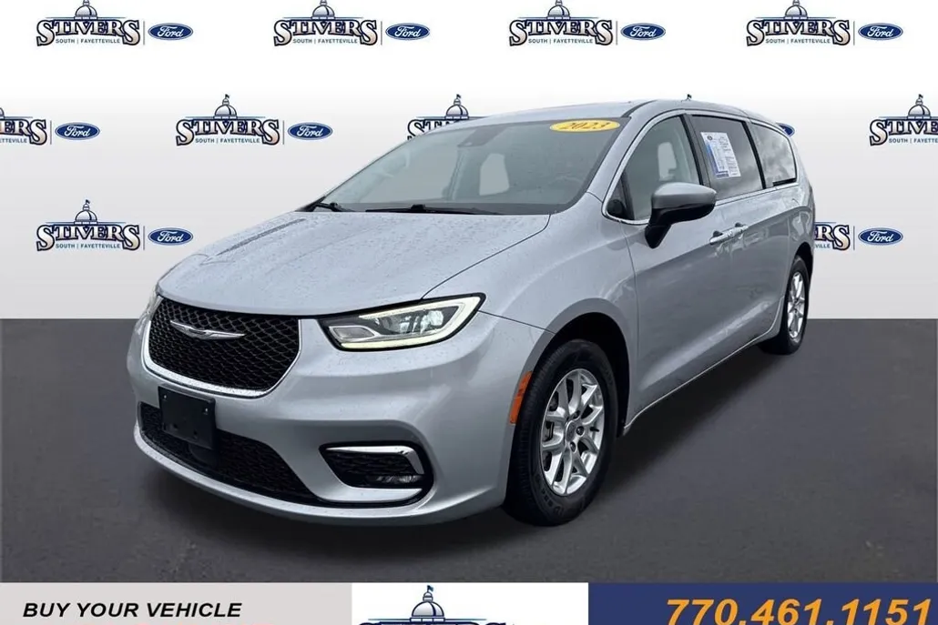 2023 Chrysler Pacifica Touring L photo 1
