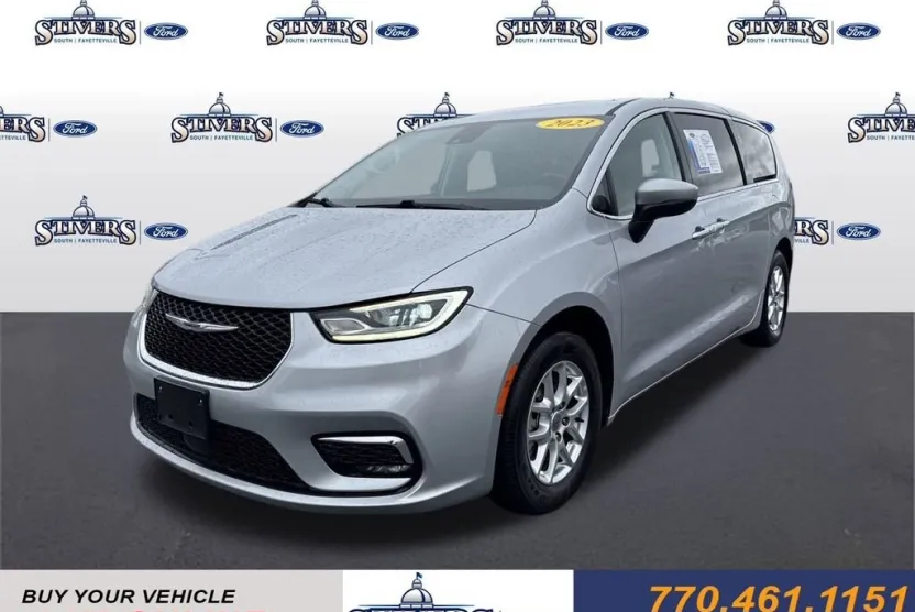 2023 Chrysler Pacifica Touring L photo 1