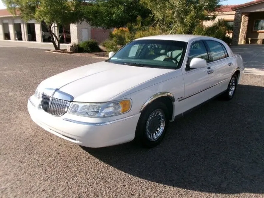 2001 Lincoln Town Car Cartier photo 2