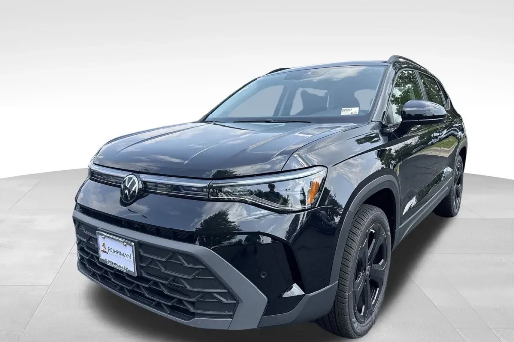 2025 Volkswagen Taos SE photo 1