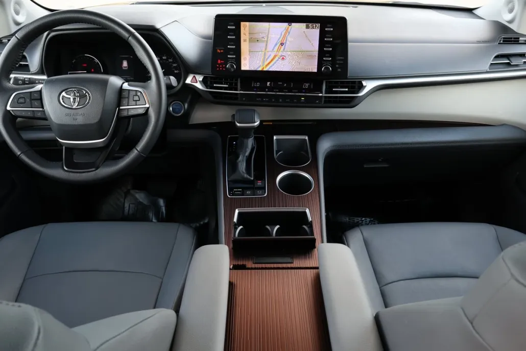 2024 Toyota Sienna XLE photo 1