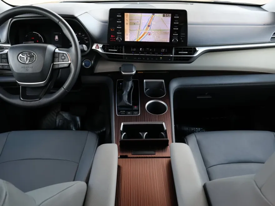 2024 Toyota Sienna XLE photo 1