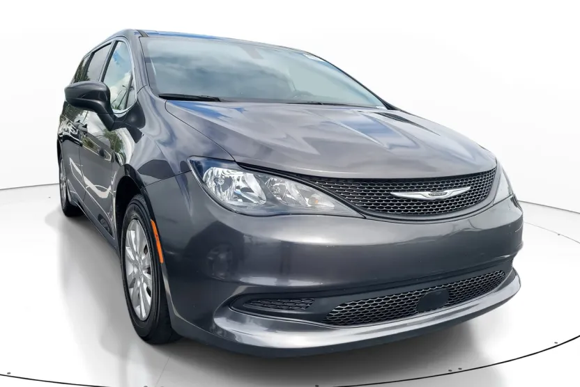 2021 Chrysler Voyager L photo 1