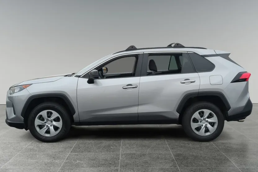 2021 Toyota RAV4 LE photo 1