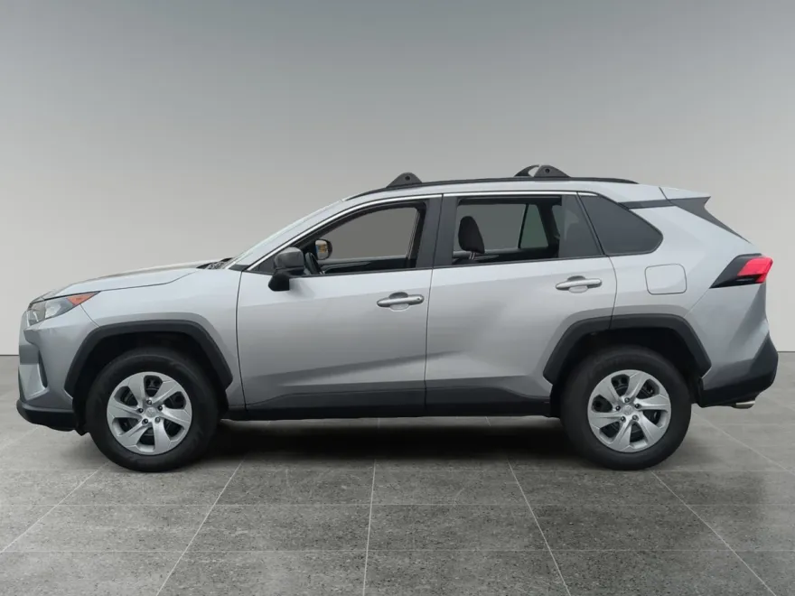 2021 Toyota RAV4 LE photo 1