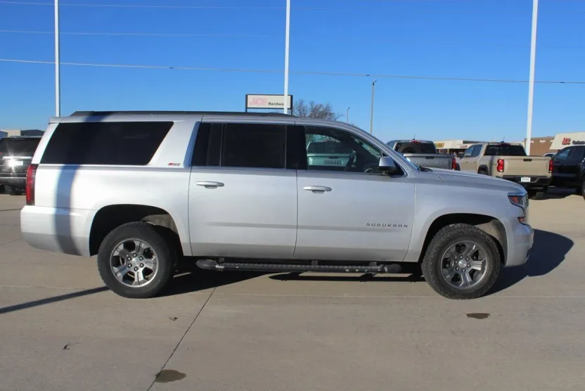 2017 Chevrolet Suburban LT photo 1