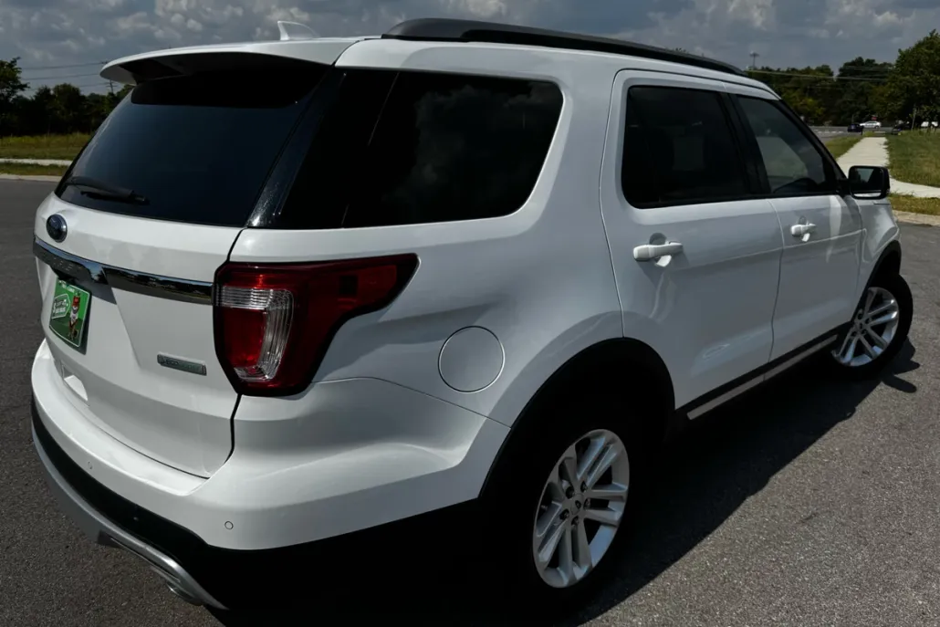2016 Ford Explorer XLT photo 1