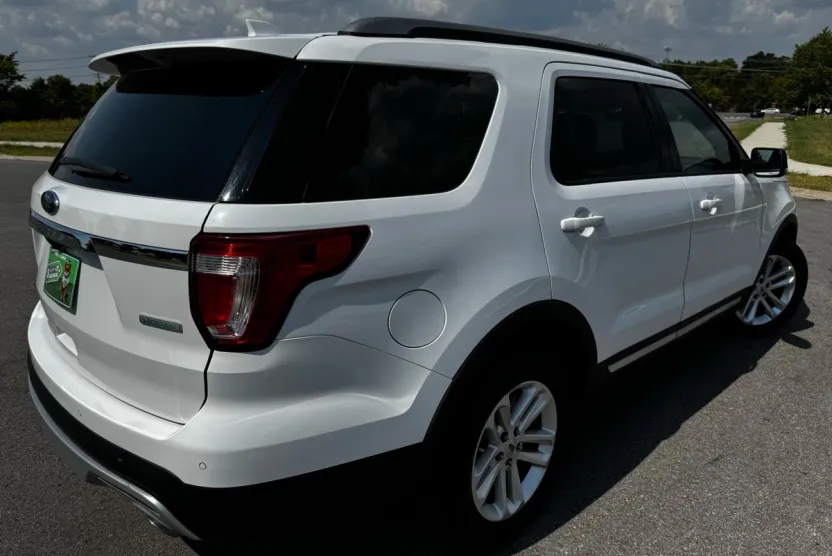 2016 Ford Explorer XLT photo 1