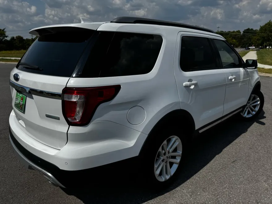 2016 Ford Explorer XLT photo 1