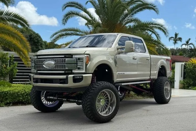 2017 Ford F-350 Lariat photo 1