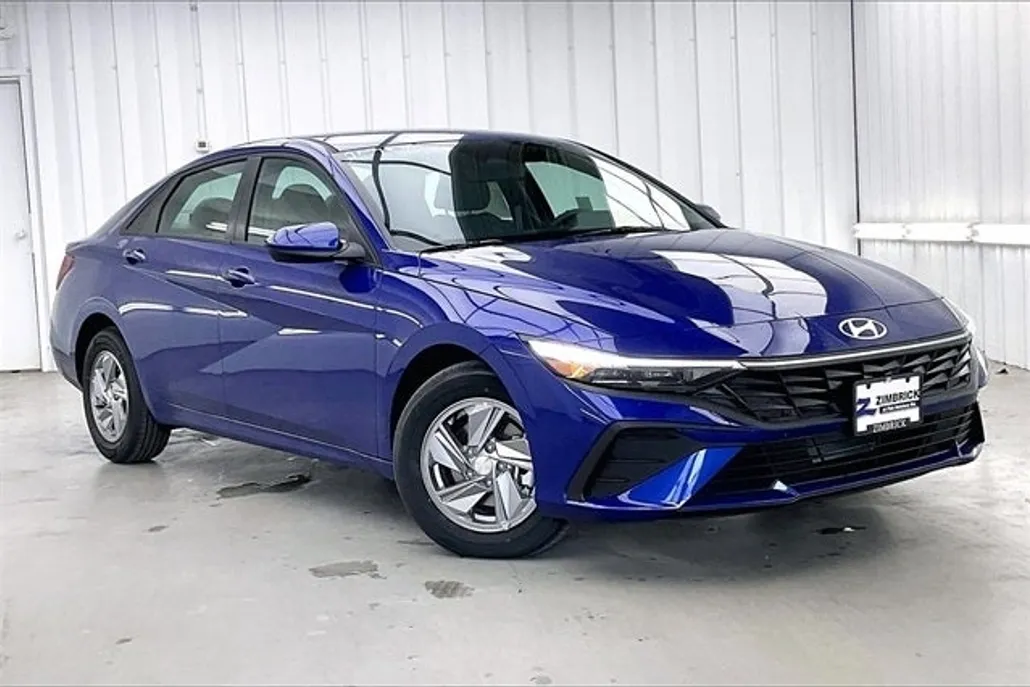 2025 Hyundai Elantra SE photo 1