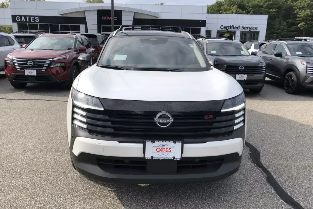 2026 Nissan Kicks SR photo 1