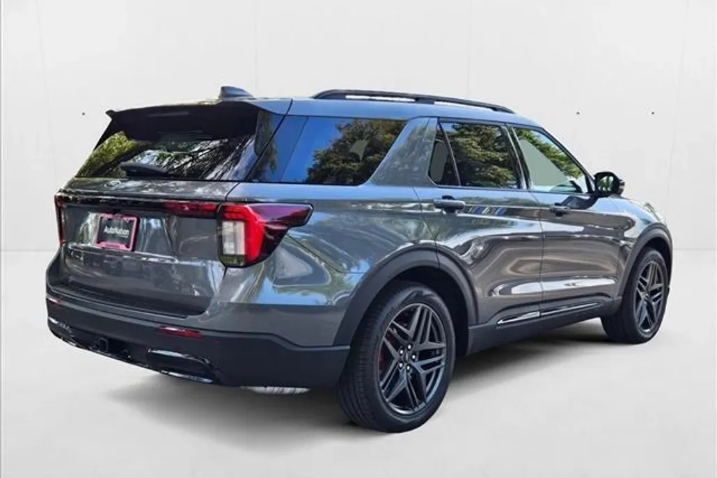 2025 Ford Explorer ST-Line photo 1