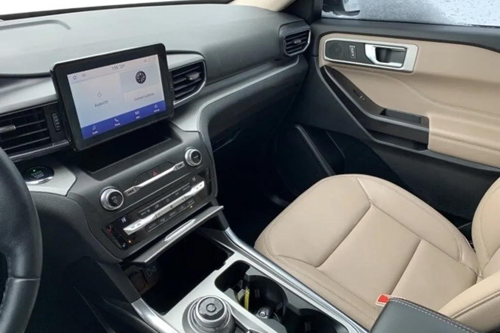 2020 Ford Explorer XLT photo 1