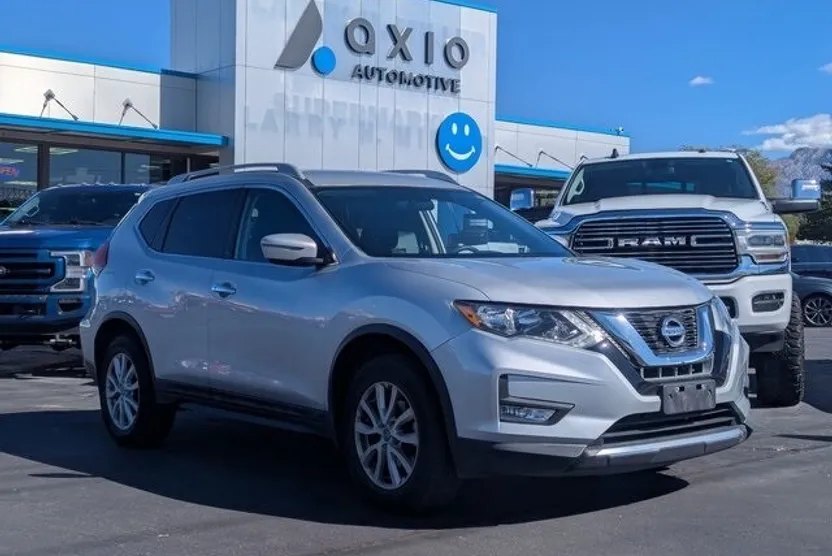 2017 Nissan Rogue SV photo 1