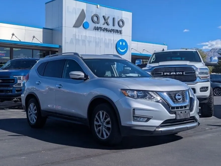 2017 Nissan Rogue SV photo 1