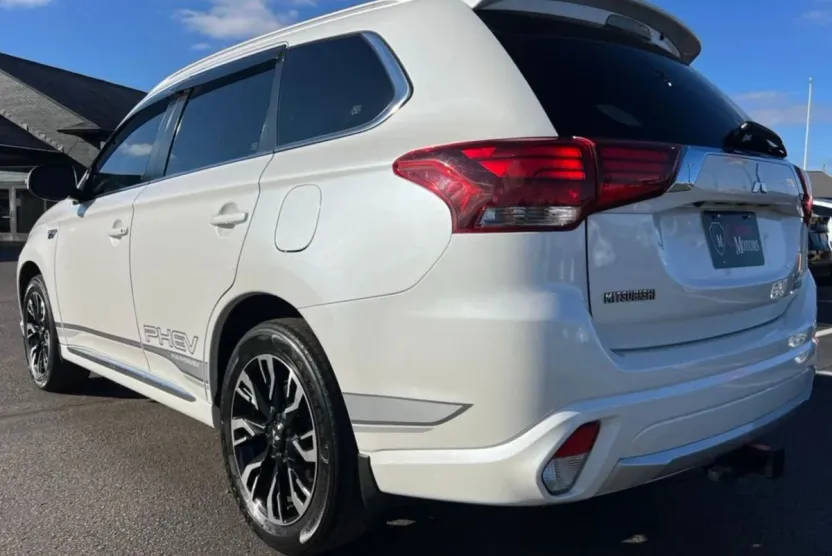 2018 Mitsubishi Outlander PHEV SEL photo 1