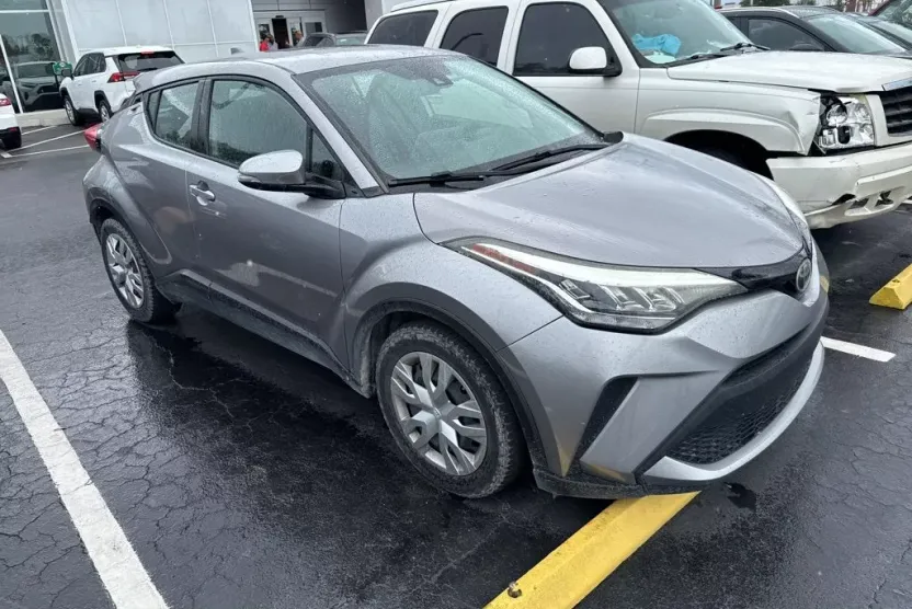 2020 Toyota C-HR LE photo 1