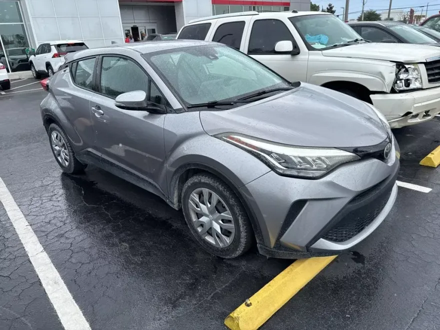 2020 Toyota C-HR LE photo 1
