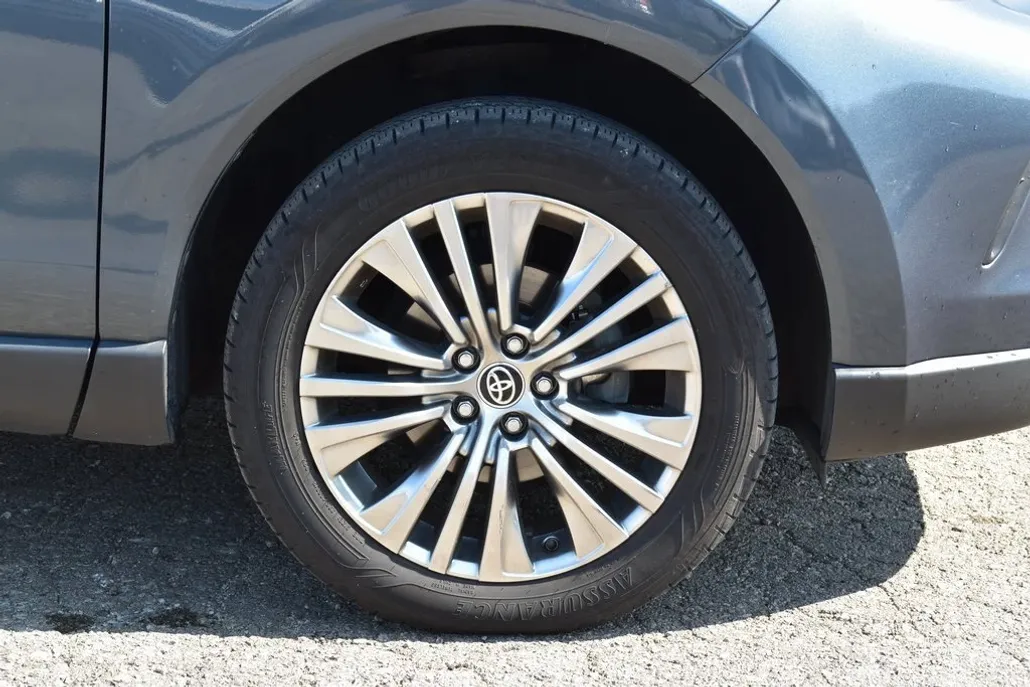 2021 Toyota Venza XLE photo 1
