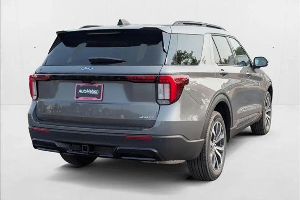 2025 Ford Explorer ST-Line photo 1