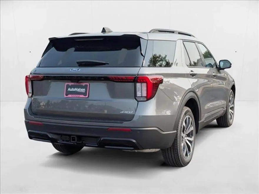 2025 Ford Explorer ST-Line photo 1