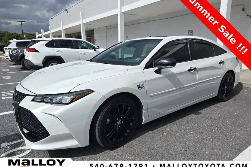2022 Toyota Avalon Hybrid XSE photo 1