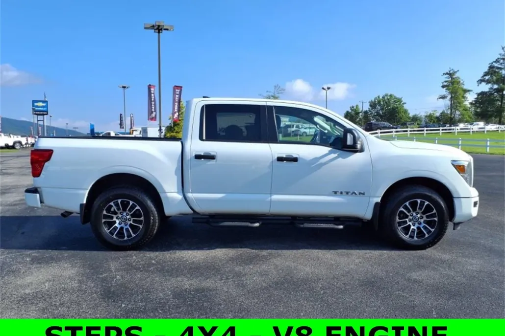2022 Nissan Titan Crew Cab SV photo 1