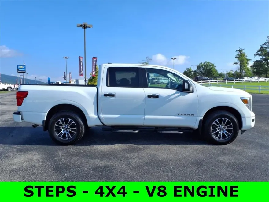 2022 Nissan Titan Crew Cab SV photo 1