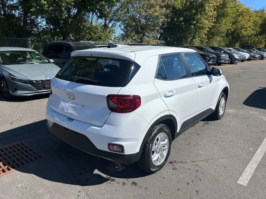 2022 Hyundai Venue SE photo 1