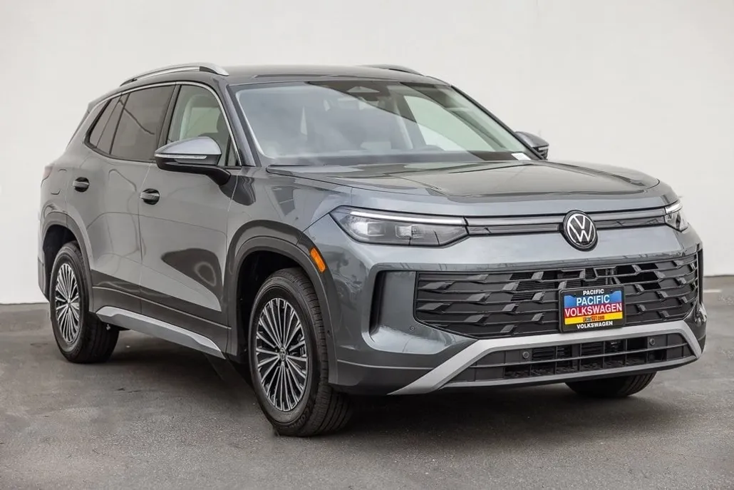 2025 Volkswagen Tiguan S photo 1