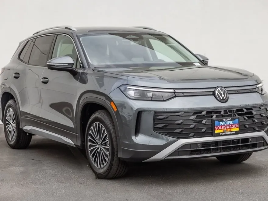 2025 Volkswagen Tiguan S photo 1