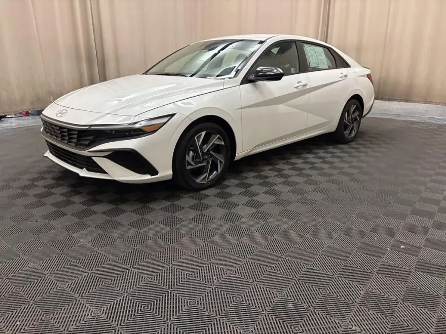 2025 Hyundai Elantra SEL Sport photo 1