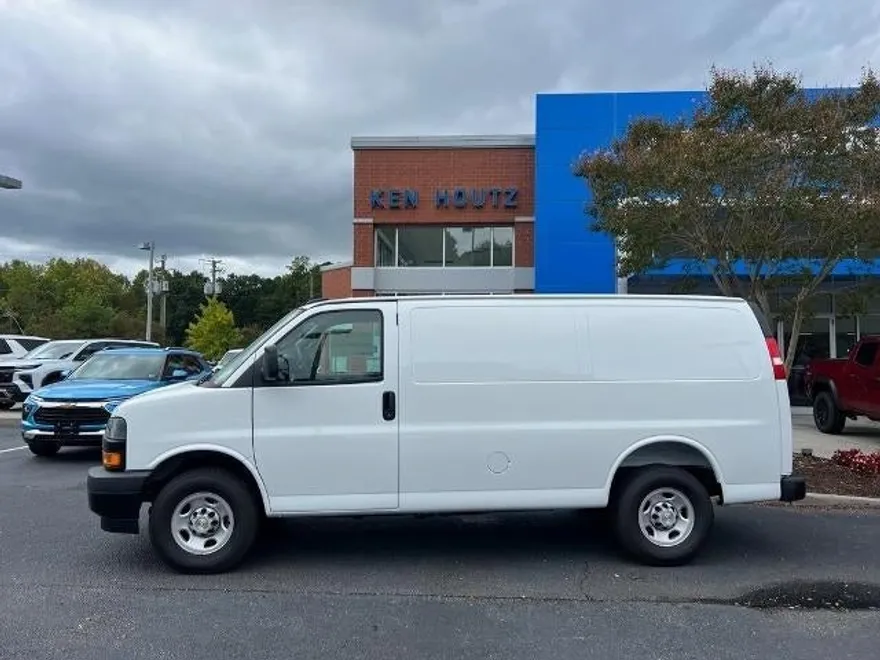 2025 Chevrolet Express Cargo 2500 Base photo 1
