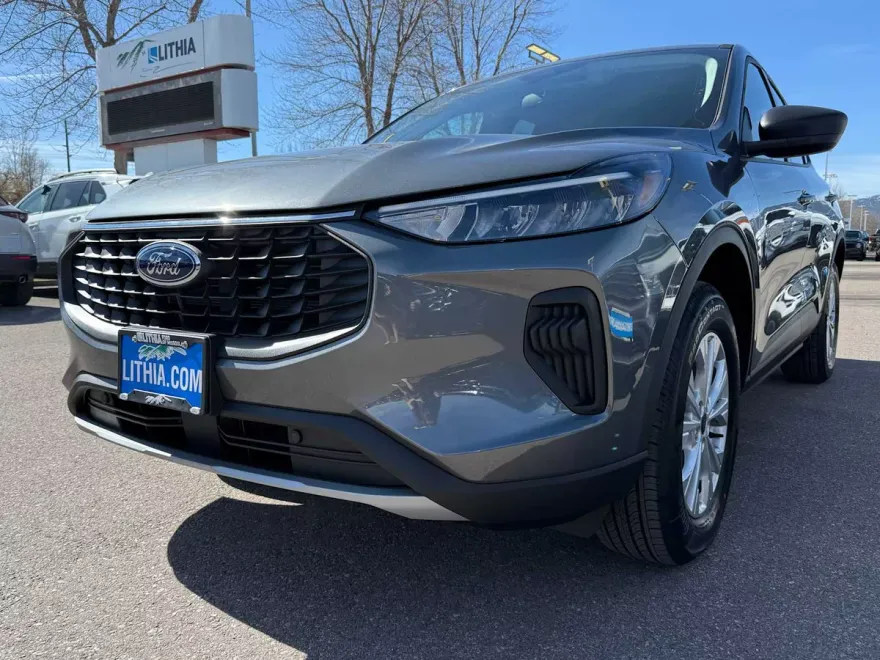 2025 Ford Escape Titanium photo 1