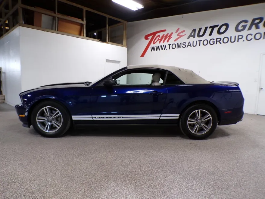 2012 Ford Mustang V6 Premium photo 1