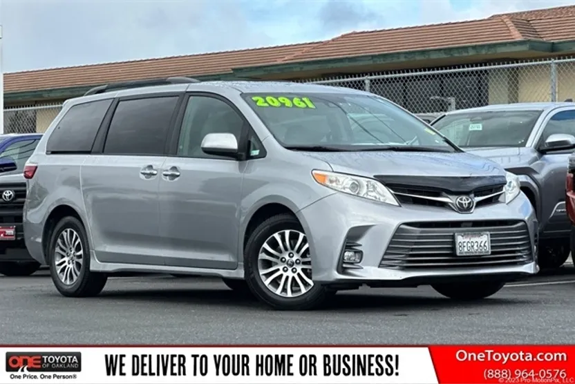 2018 Toyota Sienna XLE photo 1