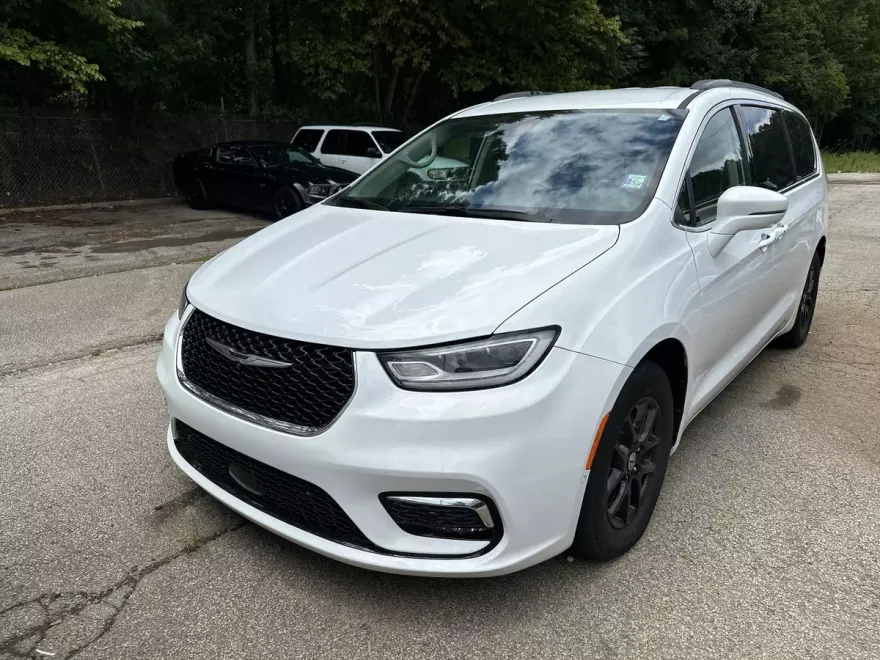 2022 Chrysler Pacifica Touring L photo 1