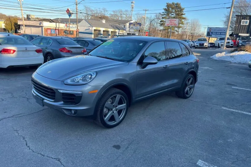 2016 Porsche Cayenne S photo 1