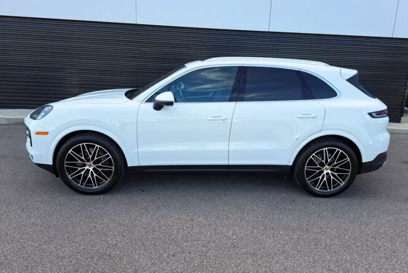 2024 Porsche Cayenne photo 1