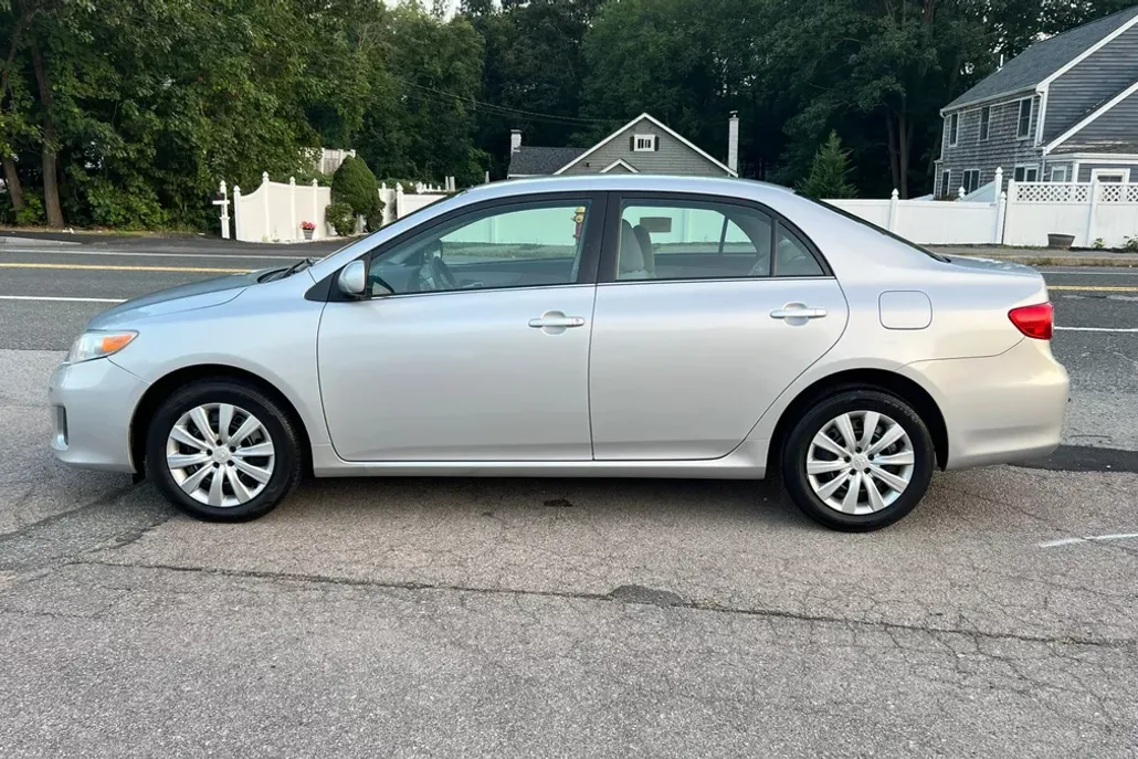 2013 Toyota Corolla LE photo 1
