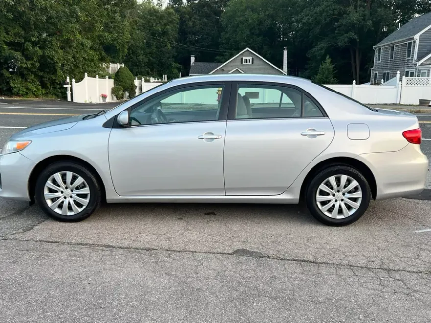 2013 Toyota Corolla LE photo 1