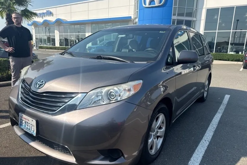 2017 Toyota Sienna LE photo 1