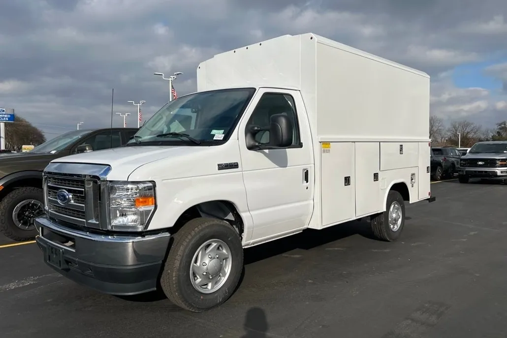 2025 Ford E-350 photo 1
