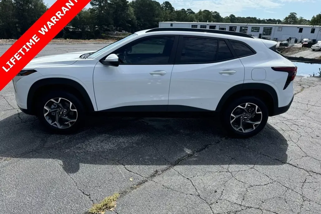 2025 Chevrolet Trax LT photo 1