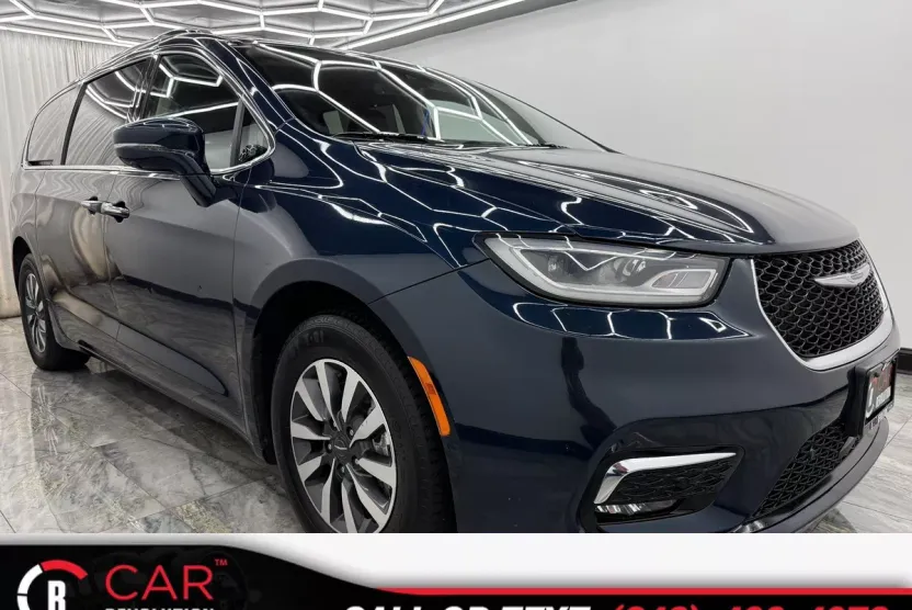 2021 Chrysler Pacifica Touring L photo 1