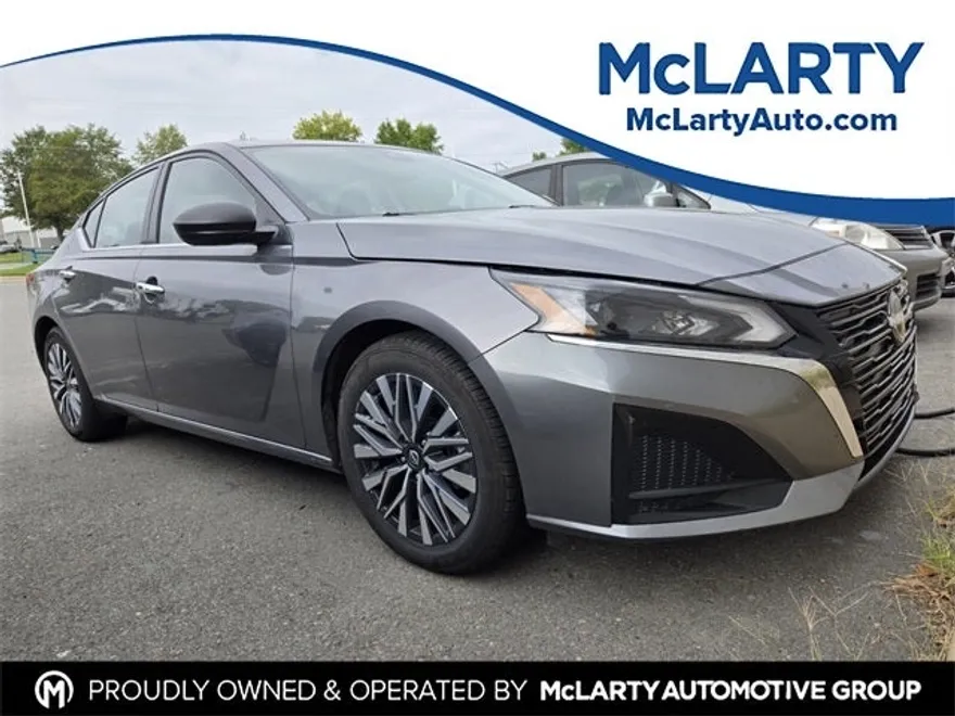 2024 Nissan Altima 2.5 SV photo 1