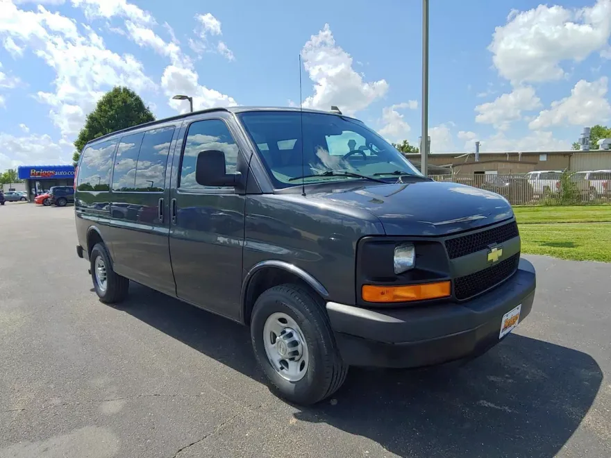 2016 Chevrolet Express Passenger LS photo 1
