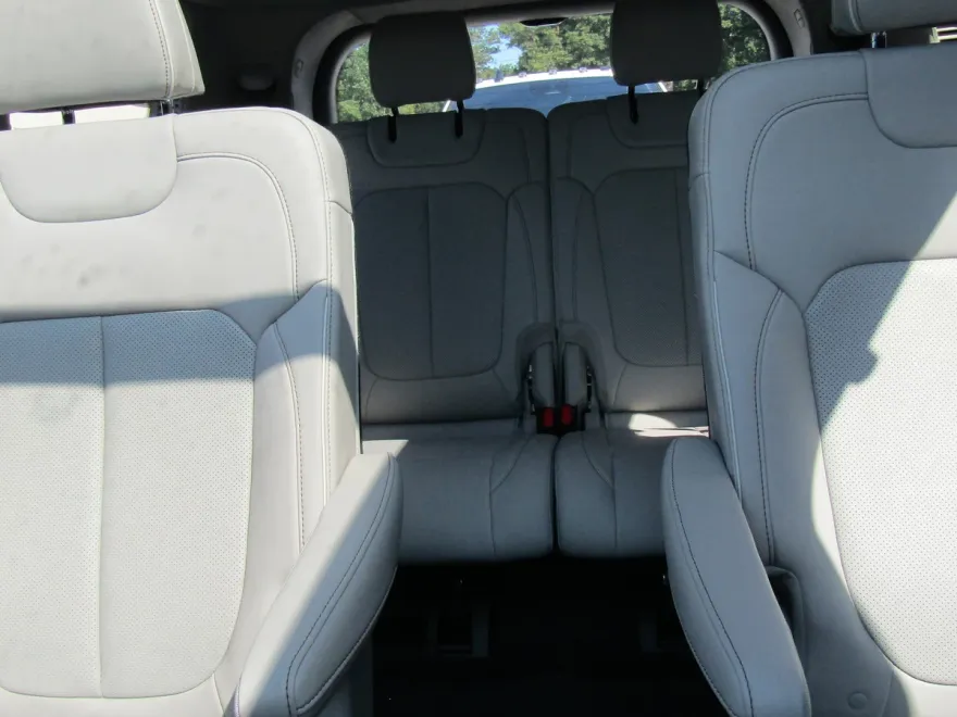 2023 Jeep Grand Cherokee Overland photo 1