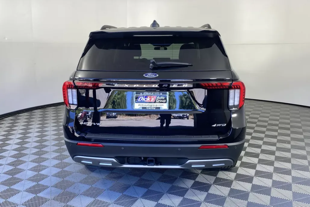 2025 Ford Explorer photo 1